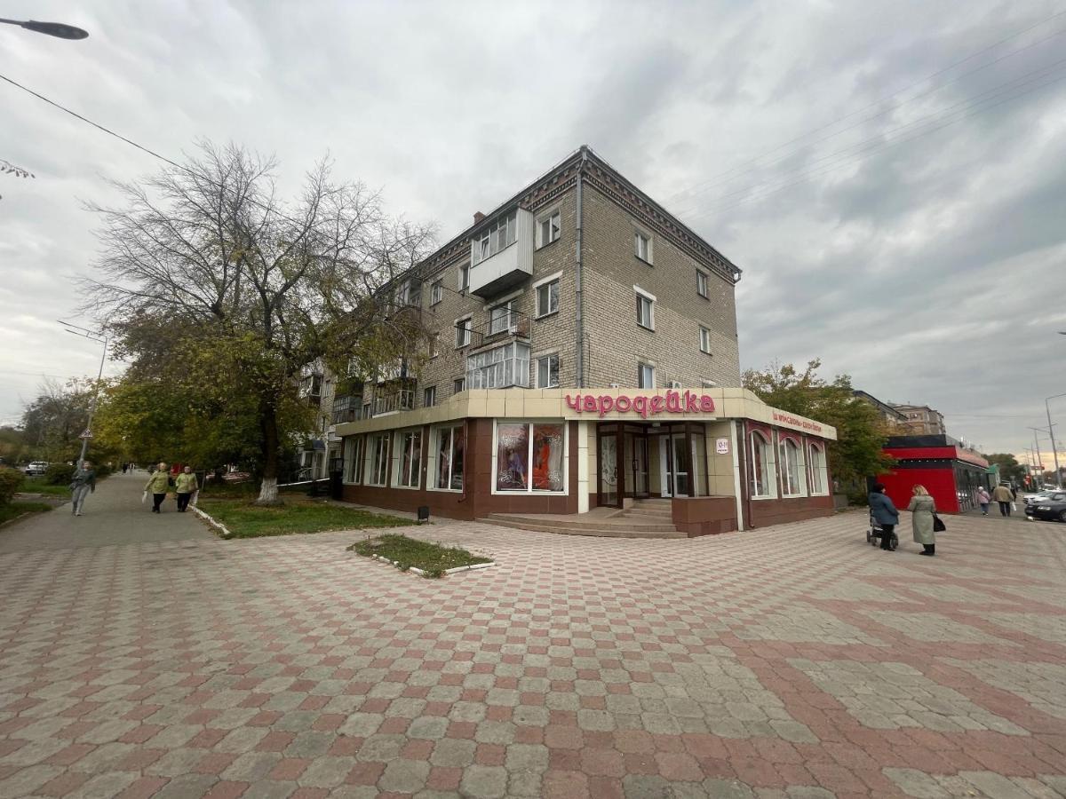 Квартира Бизнес-Класса С Белым Постельным Кафе Маринад Петропавловск Екстериор снимка
